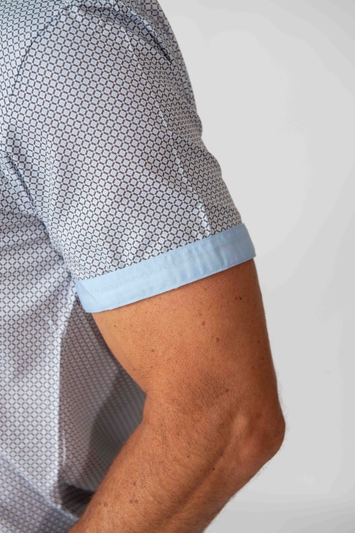 Men's Geometric Slim Fit Performance Short Sleeve Gray White